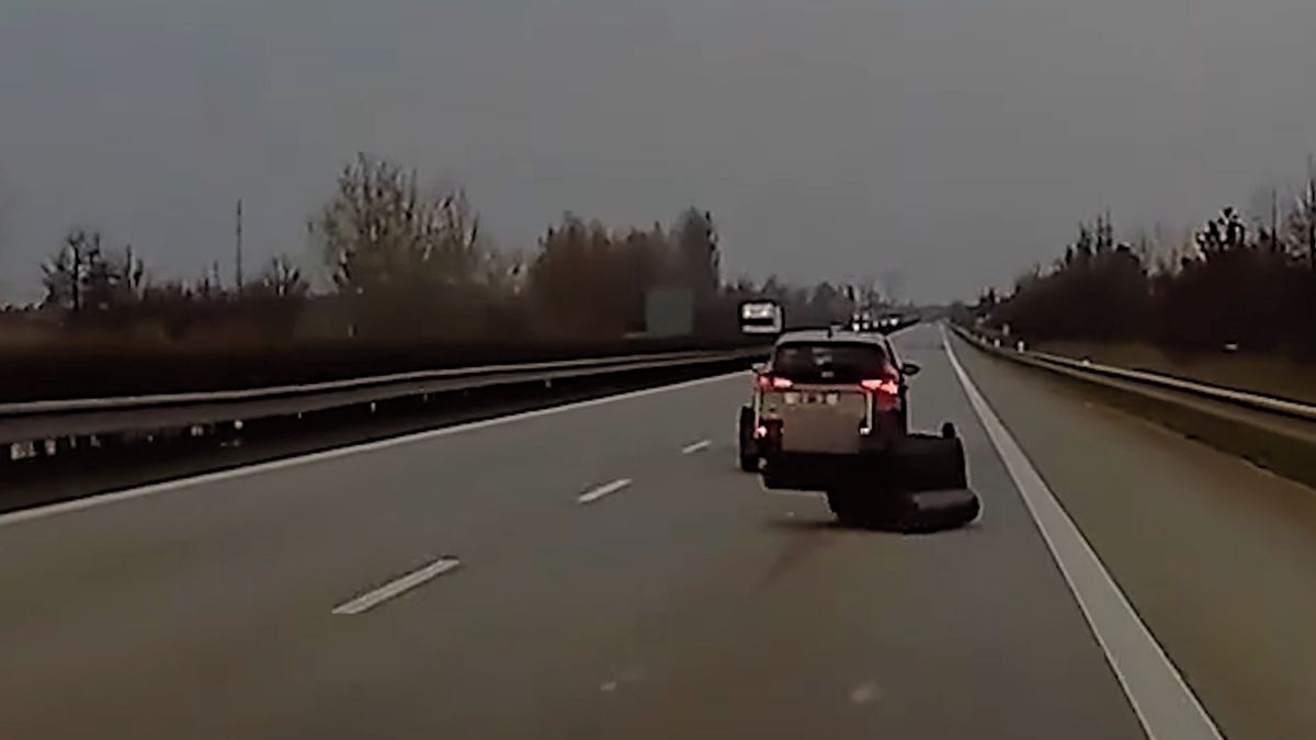 Přímo před policisty vypadl řidiči u Pardubic z vozíku gauč, zachytila to kamera